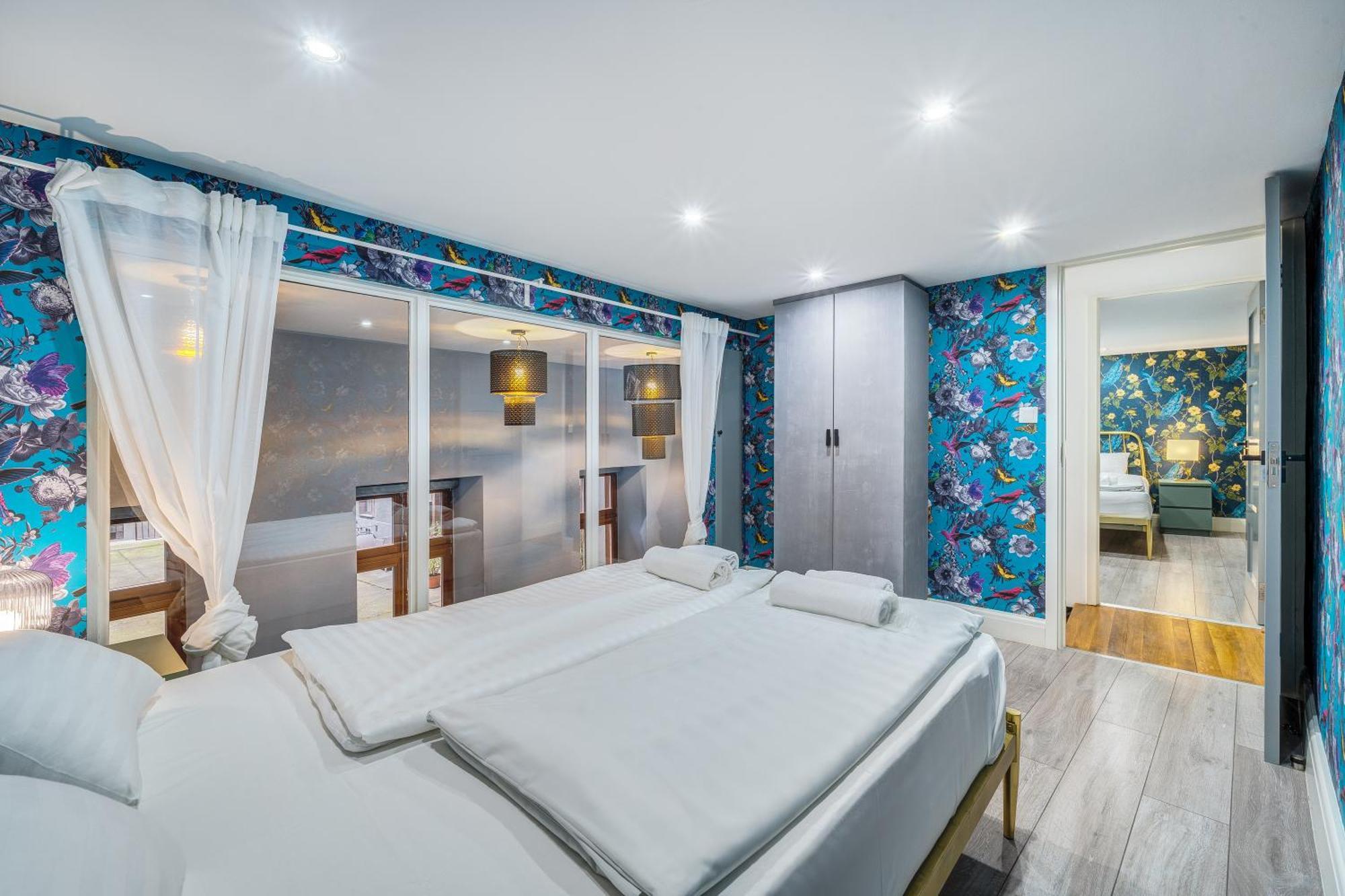 Azure Oasis In The Heart Of The Apartament